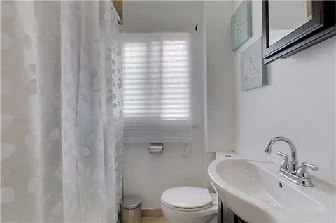 Kingdom bathroom before renovation