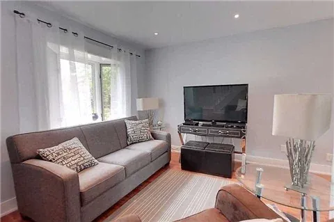 Kingdom living room before renovation